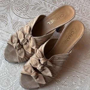 CHANEL Women's Tan Suede Triple Bow Mules sz 41 EUC Interlocking CC, Peep Toes
